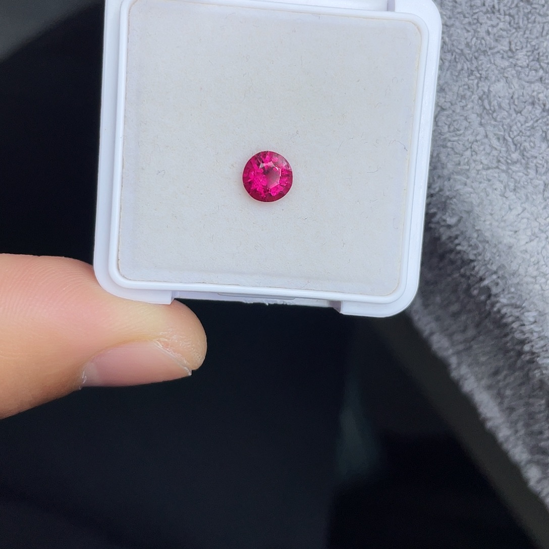 碧玺裸石未镶嵌0.88Ct卢比来