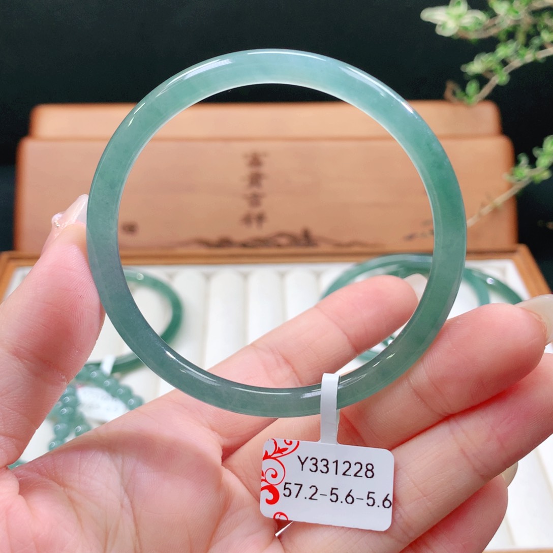 翡翠手镯未镶嵌天然