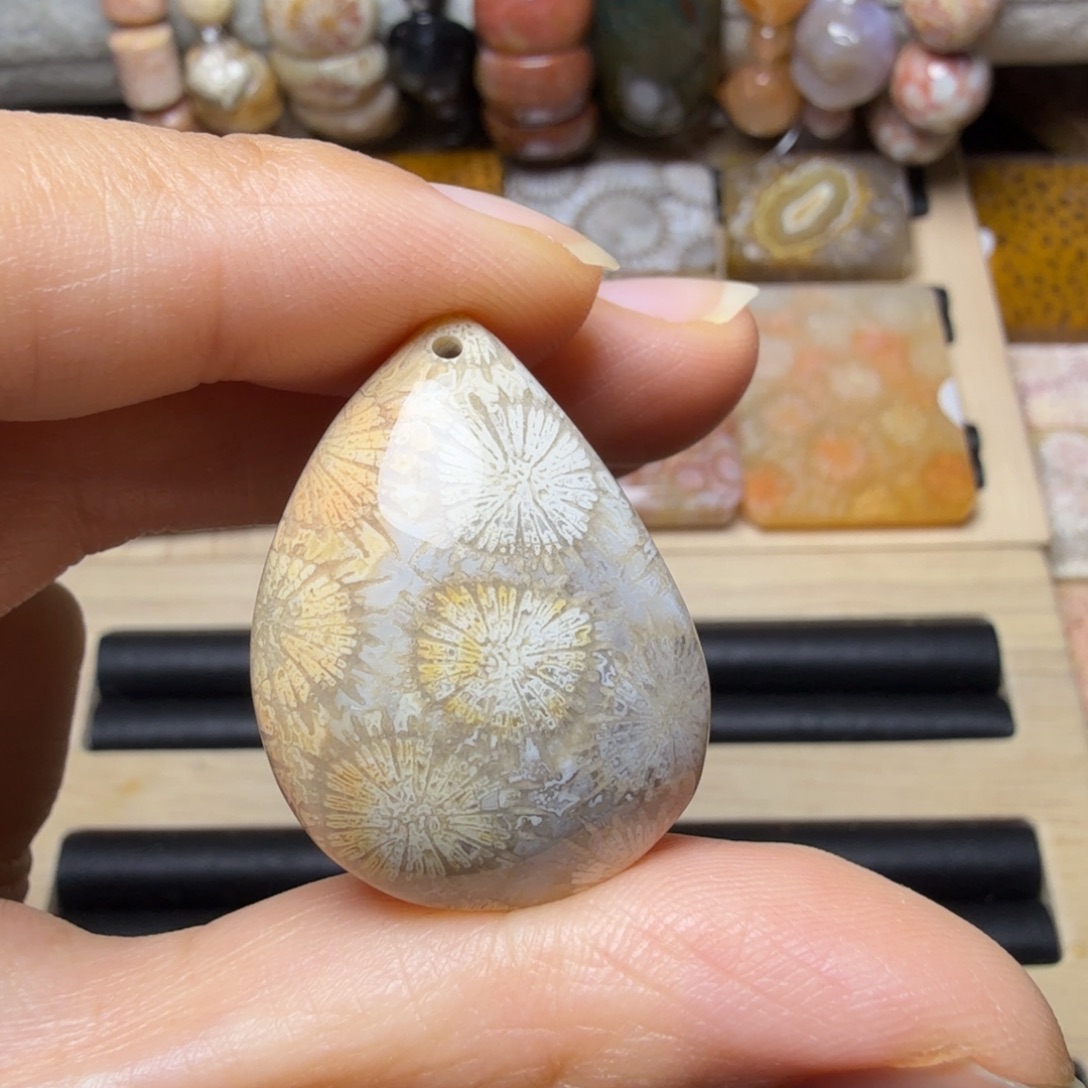 硅化玉未镶嵌飘点橘的三朵大花