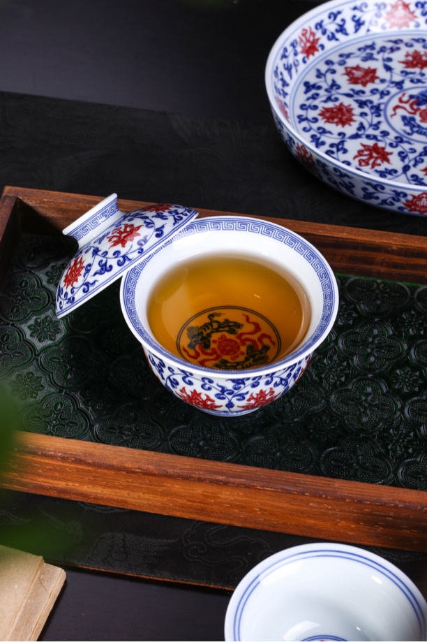 青花釉里红缠枝莲二才盖碗
