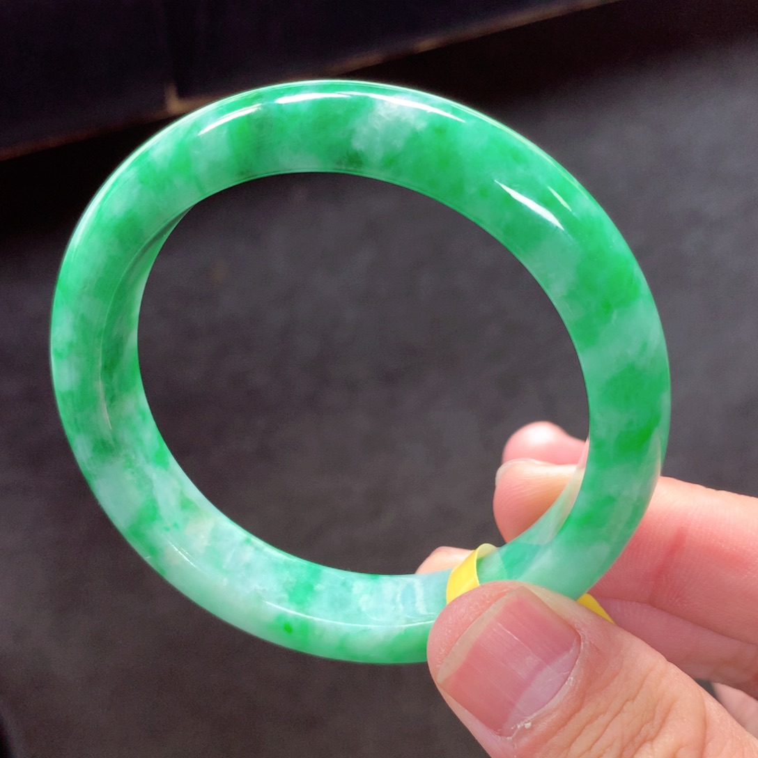 翡翠手镯未镶嵌缅甸