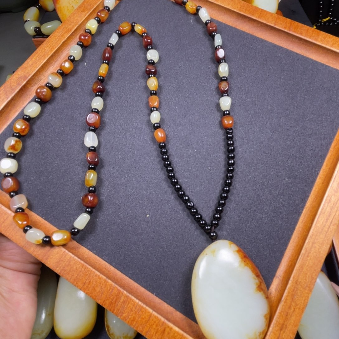 和田玉未镶嵌颈饰霸****r