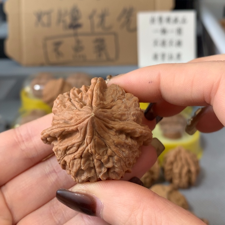 鸿***文玩核桃吊坠异形单只，有瑕疵