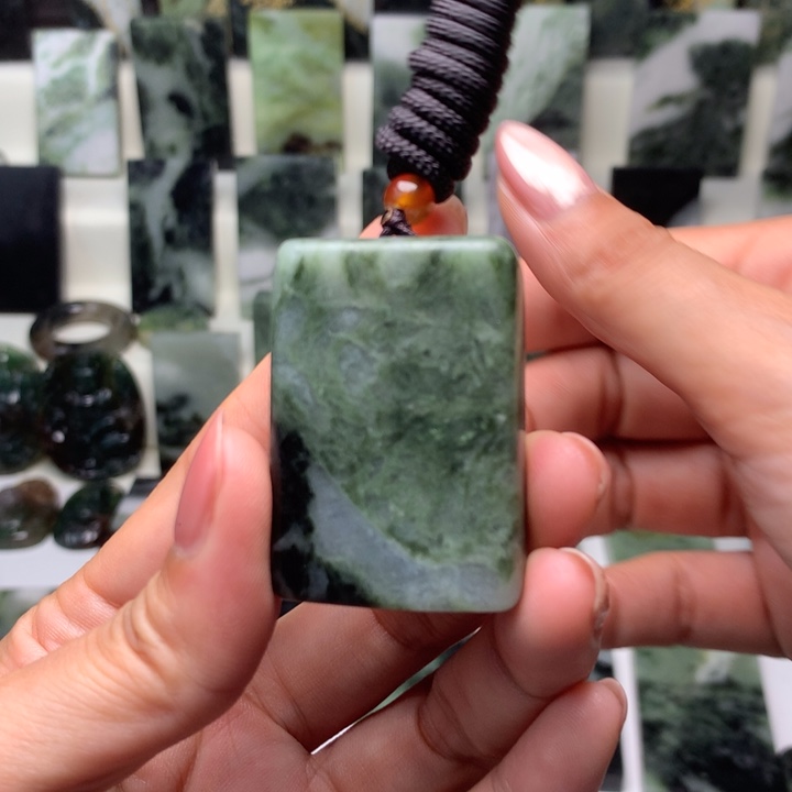 独山玉颈饰未镶嵌