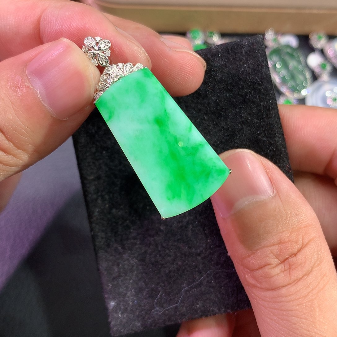 翡翠吊坠(赠链)18K金镶嵌