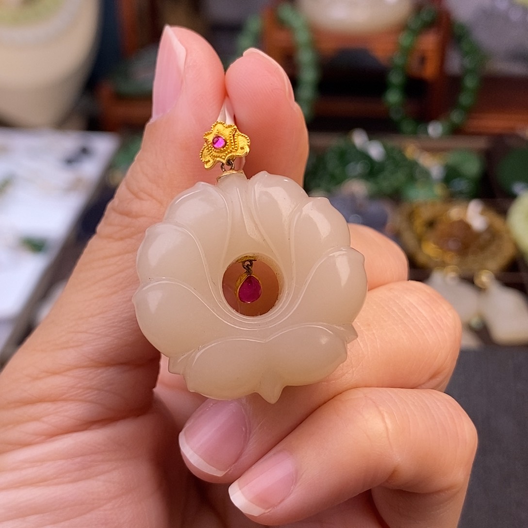 和田玉熟藕粉脂膏级浓色18.K金莲花未镶嵌