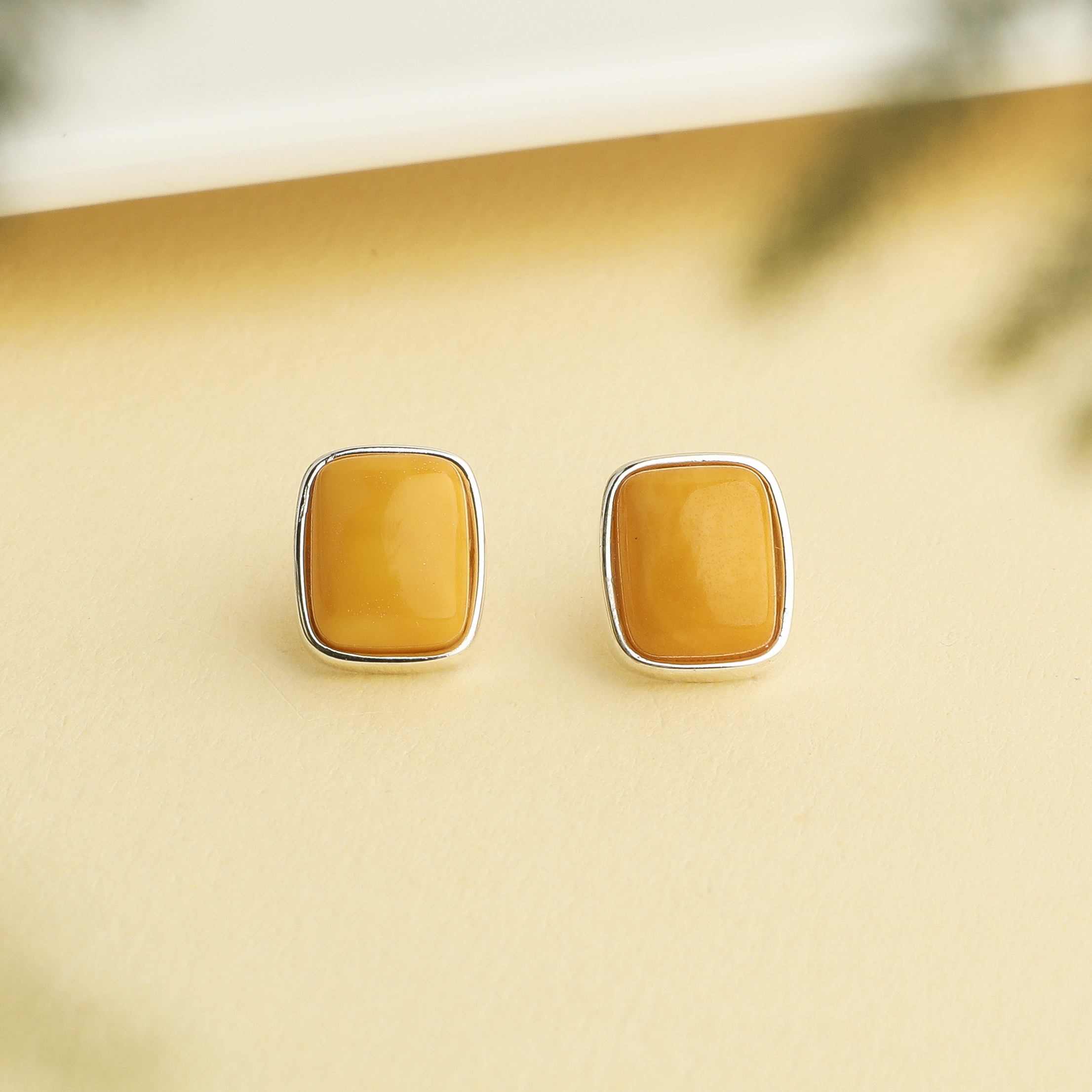约10*11.5mm蜜蜡方形耳钉高级感轻奢秋冬精致耳钉