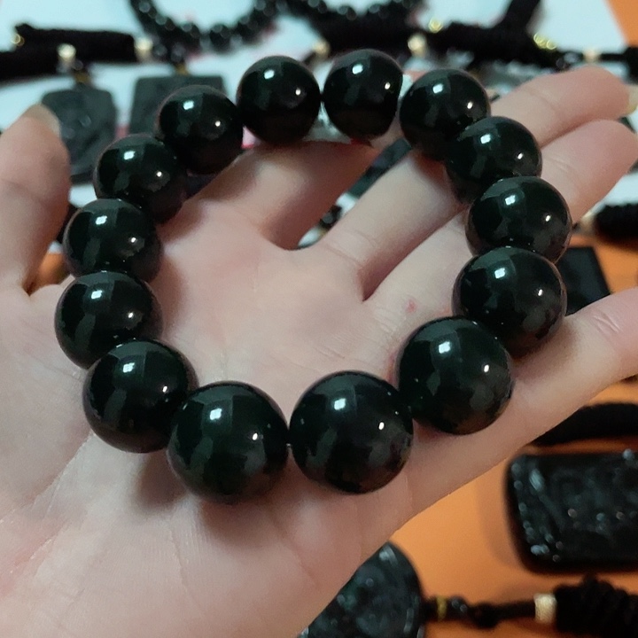 翡翠颈饰未镶嵌我*己