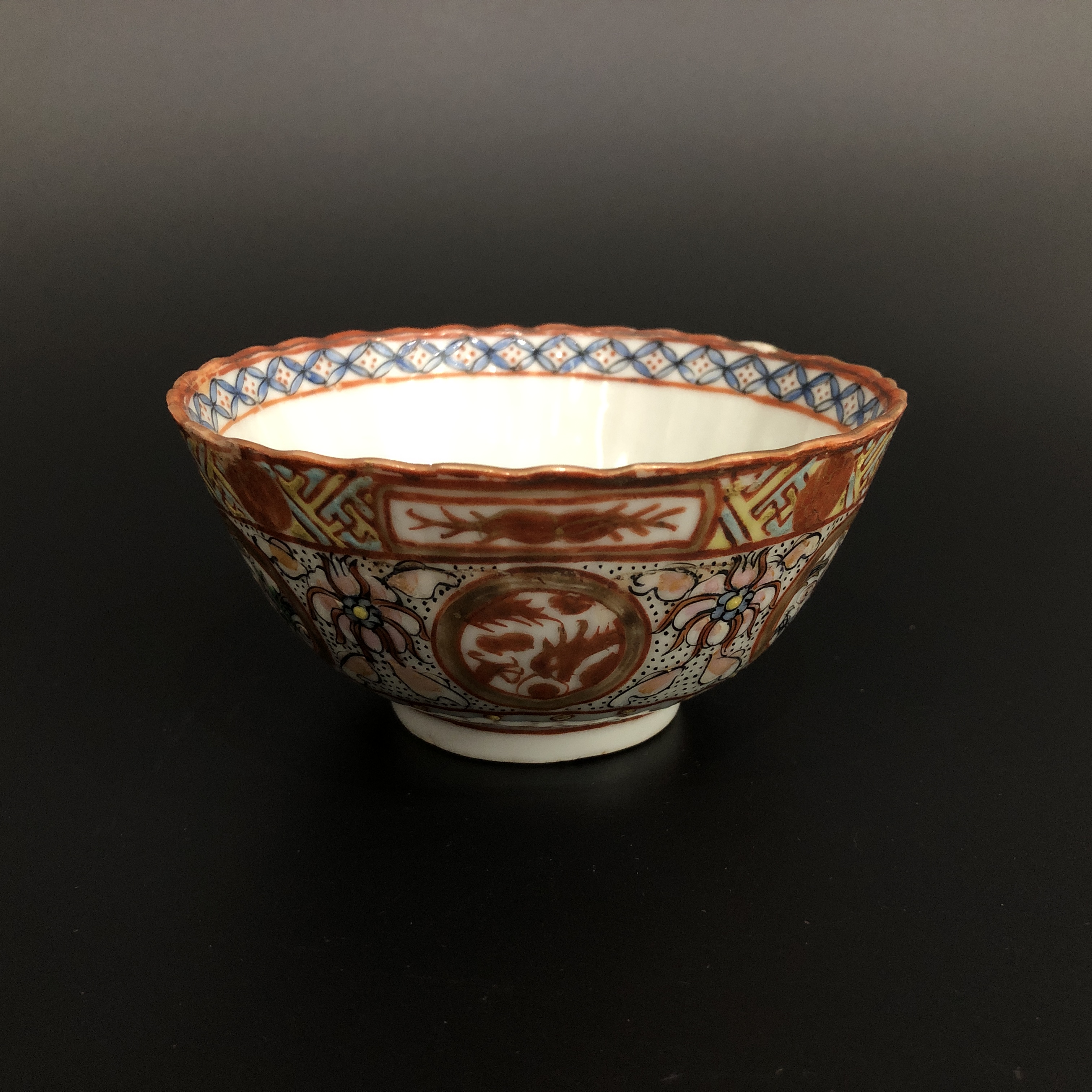 25120779 民国广彩花卉龙纹瓜楞杯 口径10.5cm高5.3cm