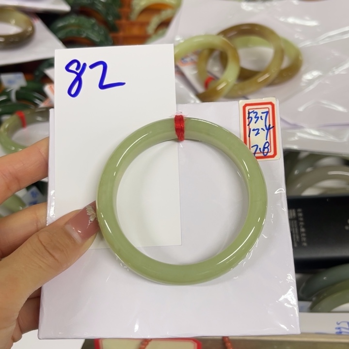 初***梗和田玉未镶嵌手镯