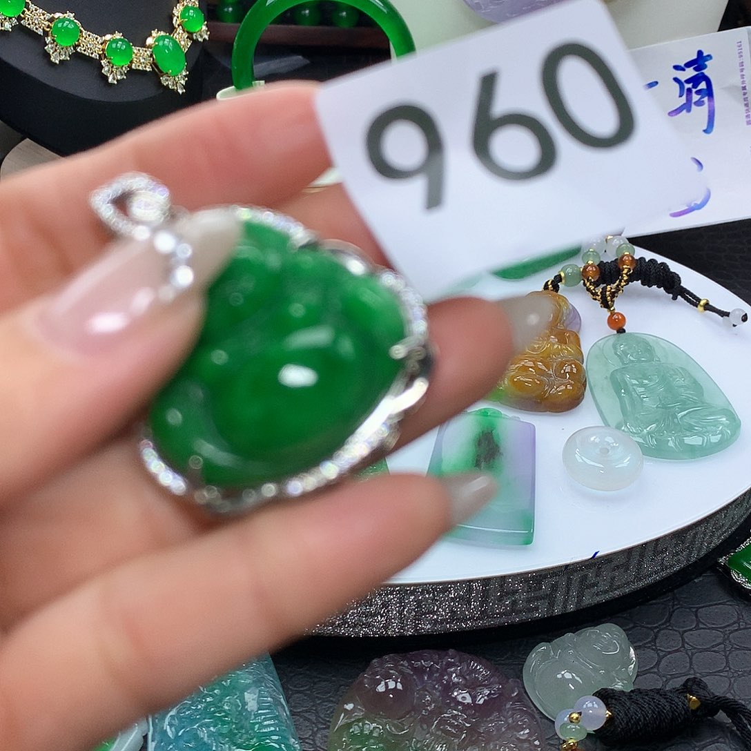 翡翠吊坠(赠链)未镶嵌