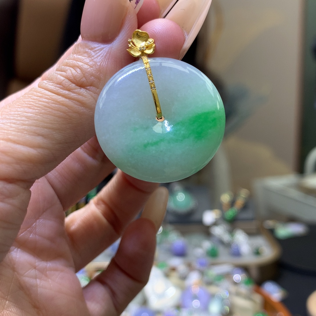 颈饰18K金镶嵌翡翠