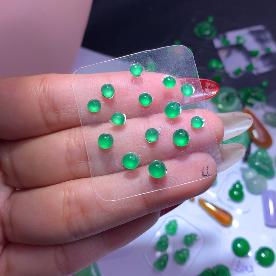 颈饰未镶嵌翡翠蛋14颗