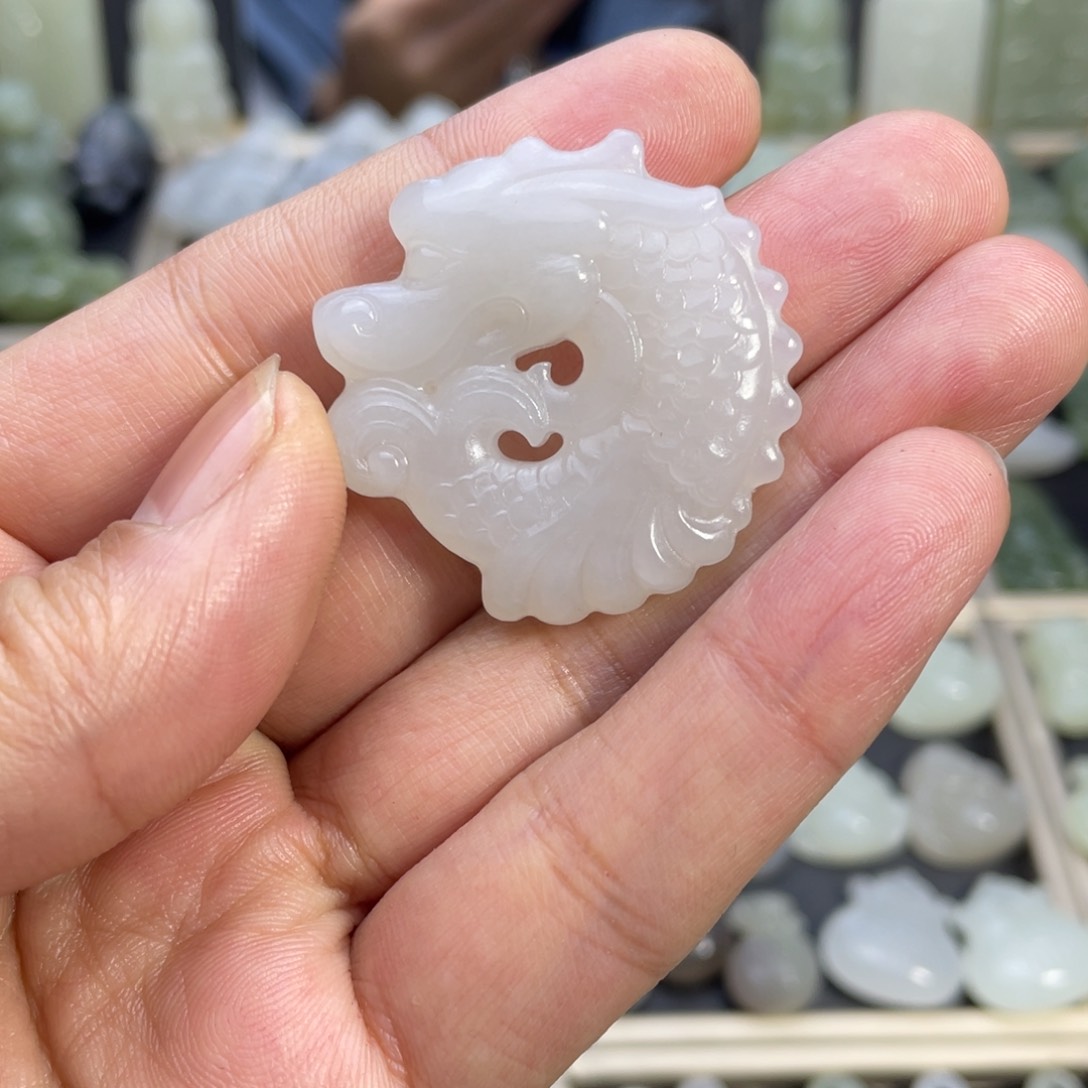 和田玉颈饰未镶嵌鱼化龙吊坠