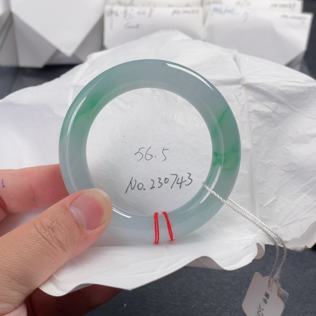 翡翠手镯未镶嵌56.5圆条 有纹