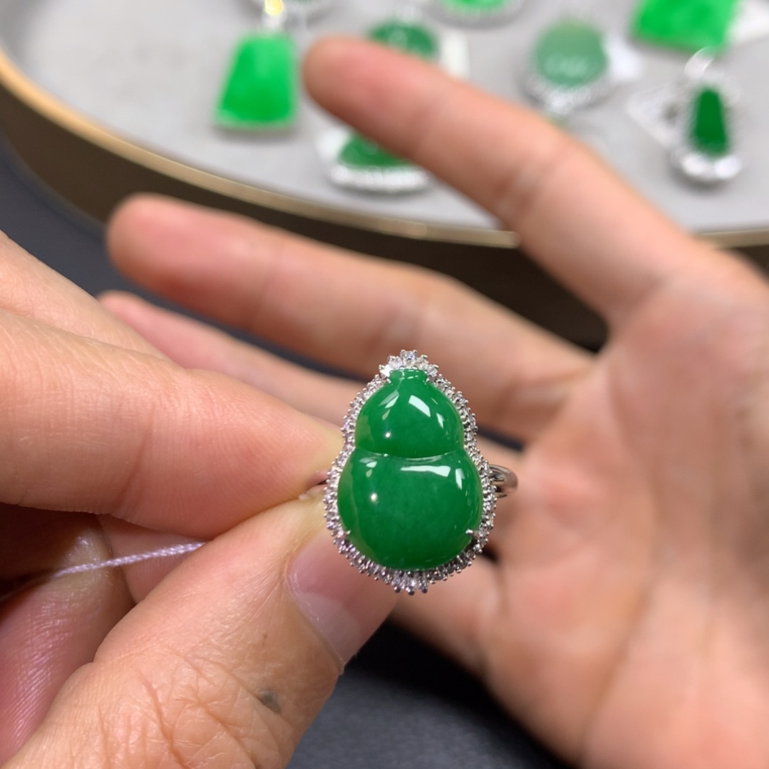 翡翠戒指18K金镶嵌翡翠