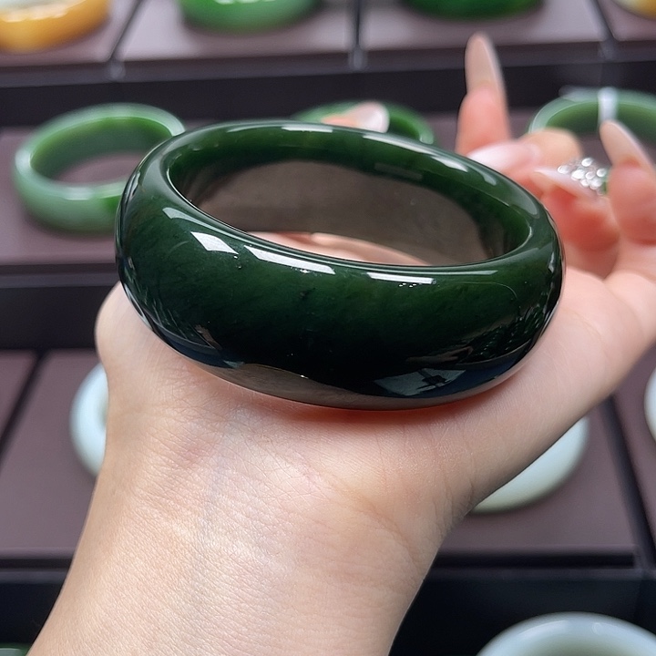 和田玉未镶嵌手镯