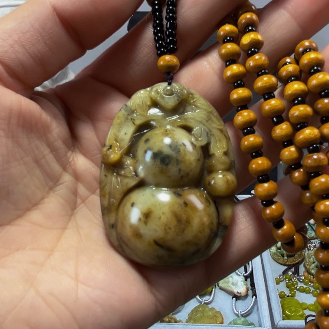 蛇纹石玉未镶嵌颈饰