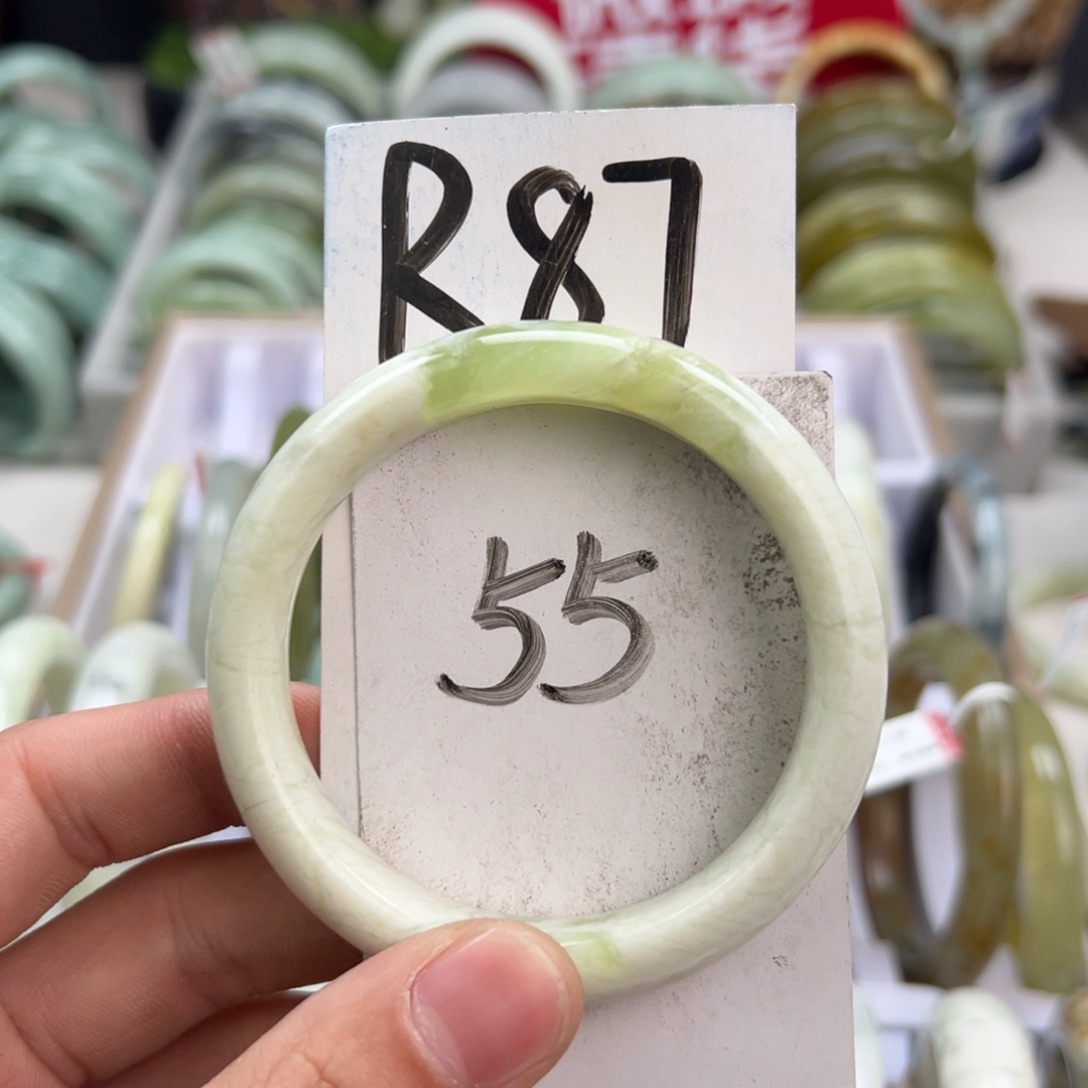 岫玉手镯未镶嵌天然岫玉微瑕，可以正常佩戴