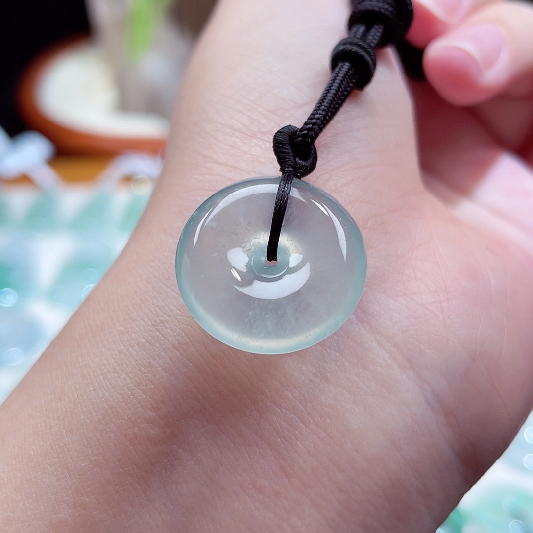 翡翠颈饰未镶嵌平安扣