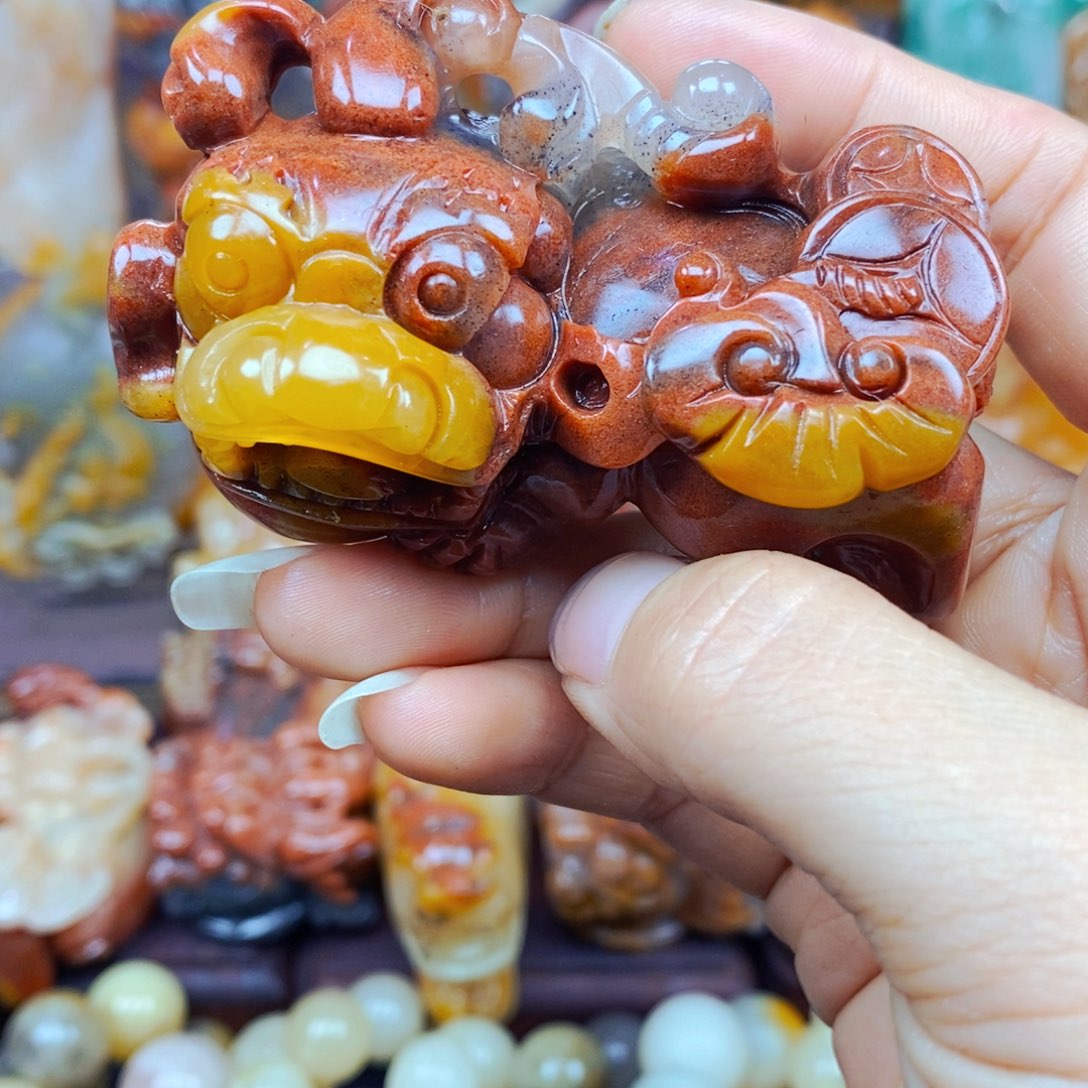石英质玉（黄龙玉）未镶嵌颈饰