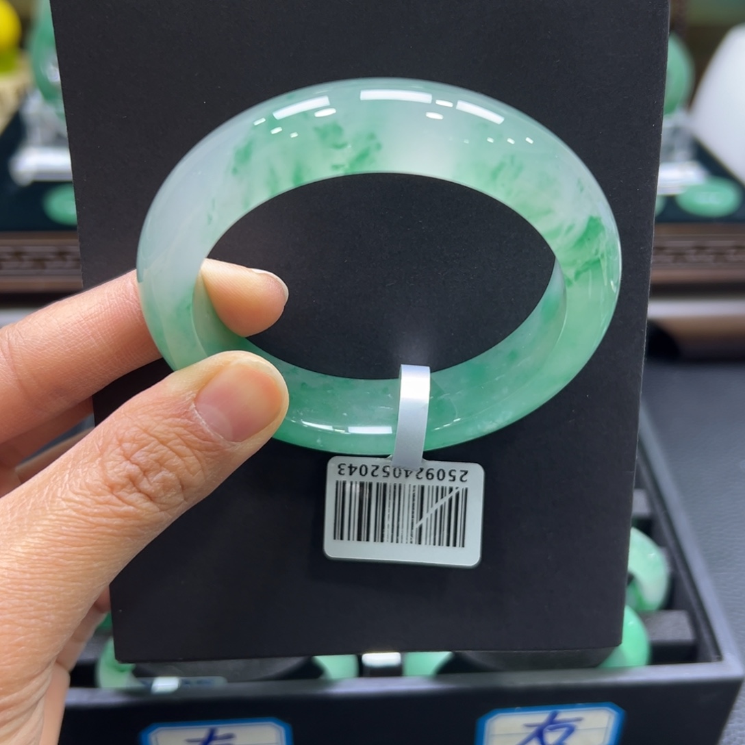 橘****石英质玉未镶嵌手镯