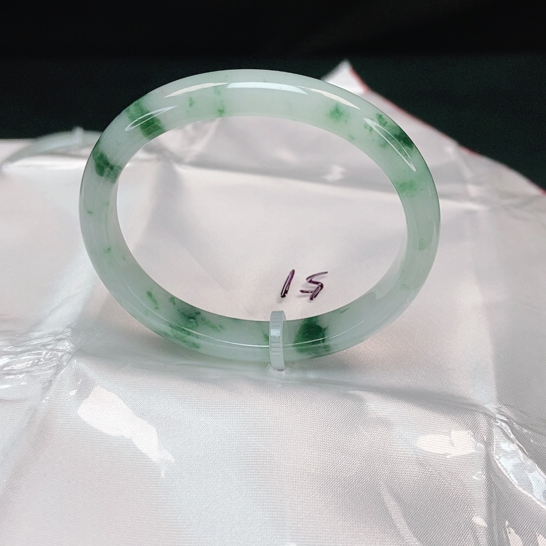 翡翠手镯未镶嵌贵妃