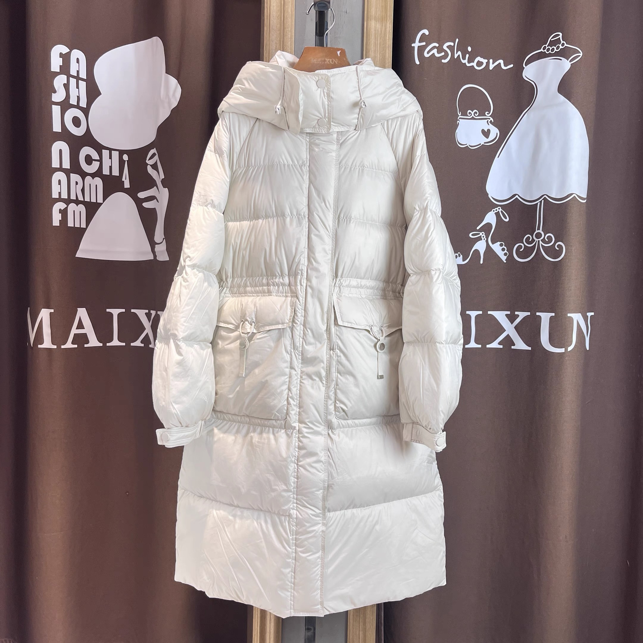 麦寻冬季新款YRLZS14B杏仁油长款连帽羽绒服90白鸭绒加厚巨保暖女