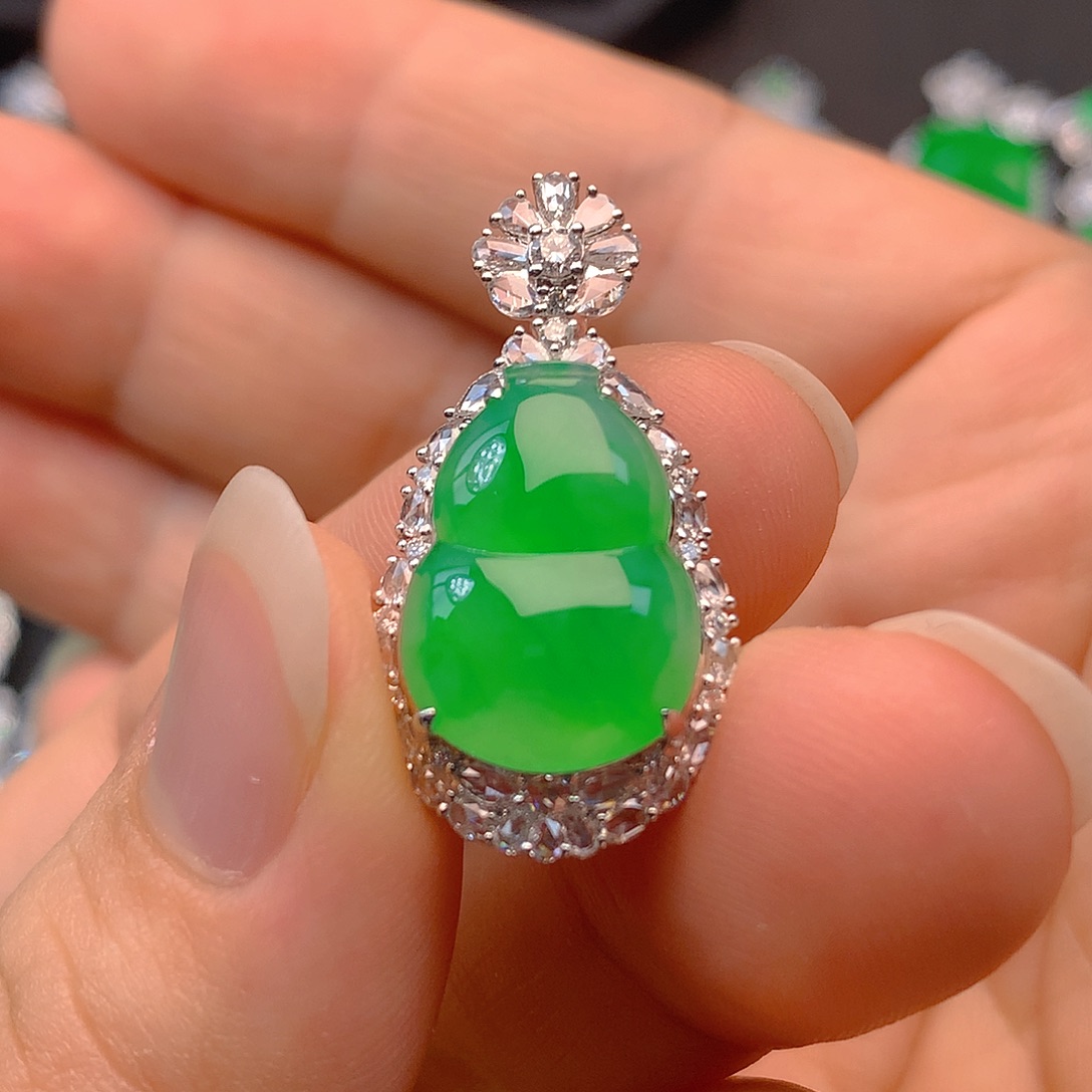 颈饰18K金镶嵌翡翠翡翠葫芦吊坠