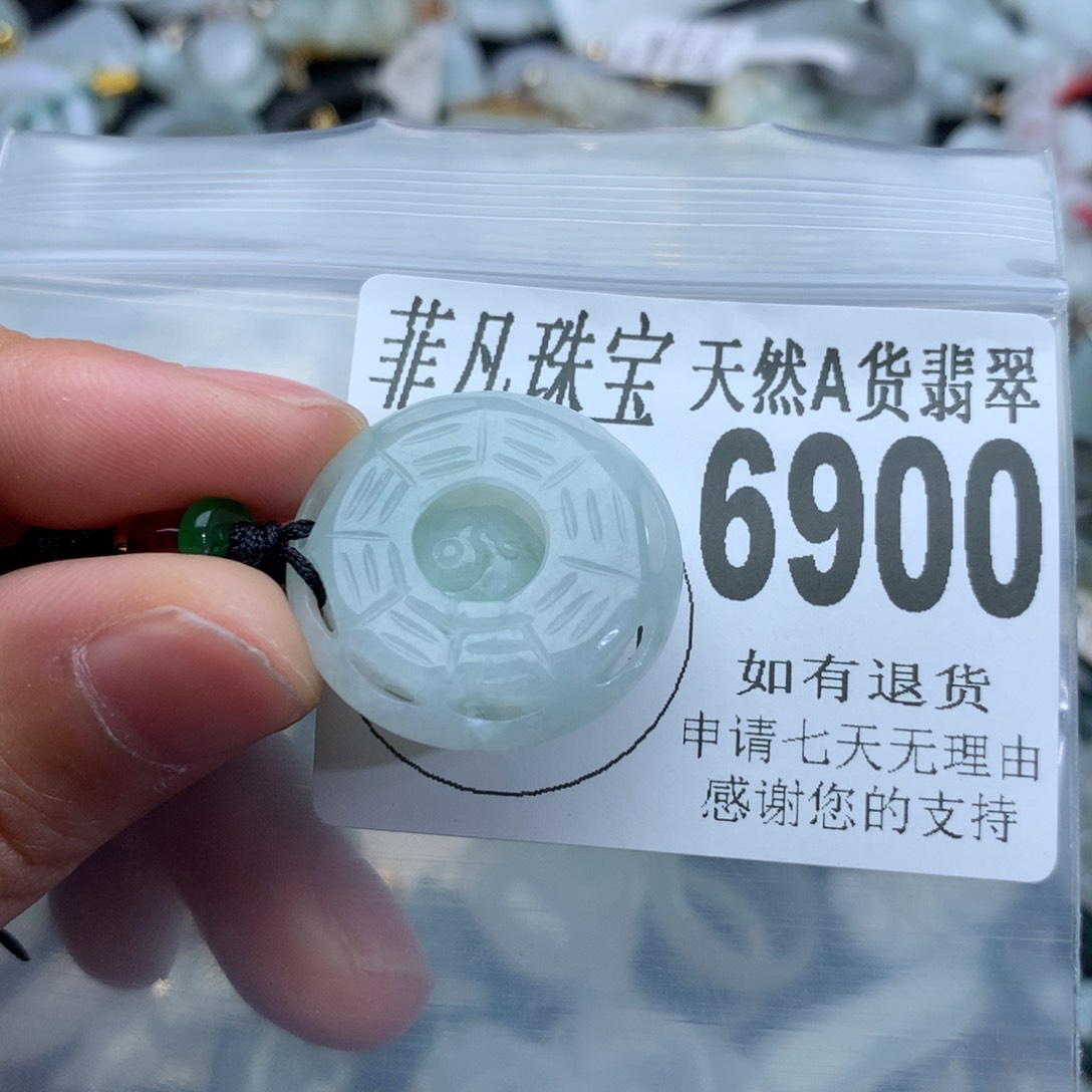 翡翠颈饰未镶嵌6900。