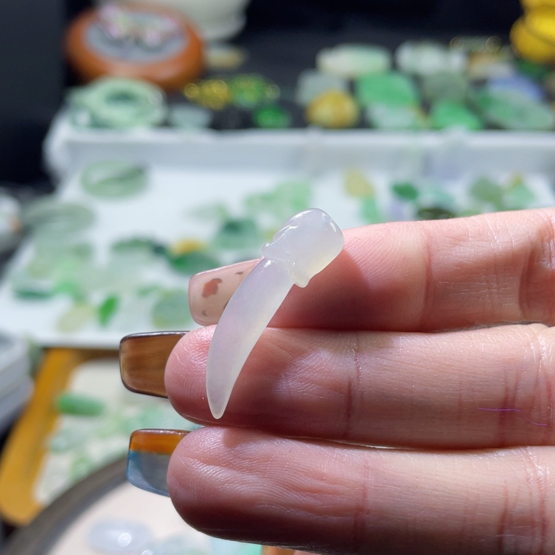 颈饰未镶嵌翡翠龙牙