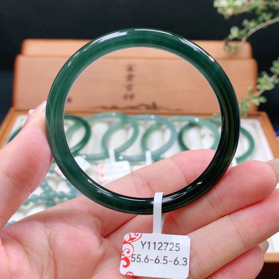 翡翠手镯未镶嵌天然