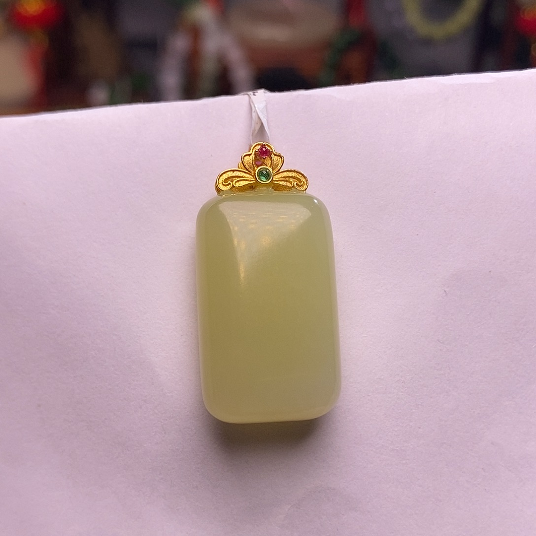 和田玉若羌黄口金镶无事牌吊坠未镶嵌