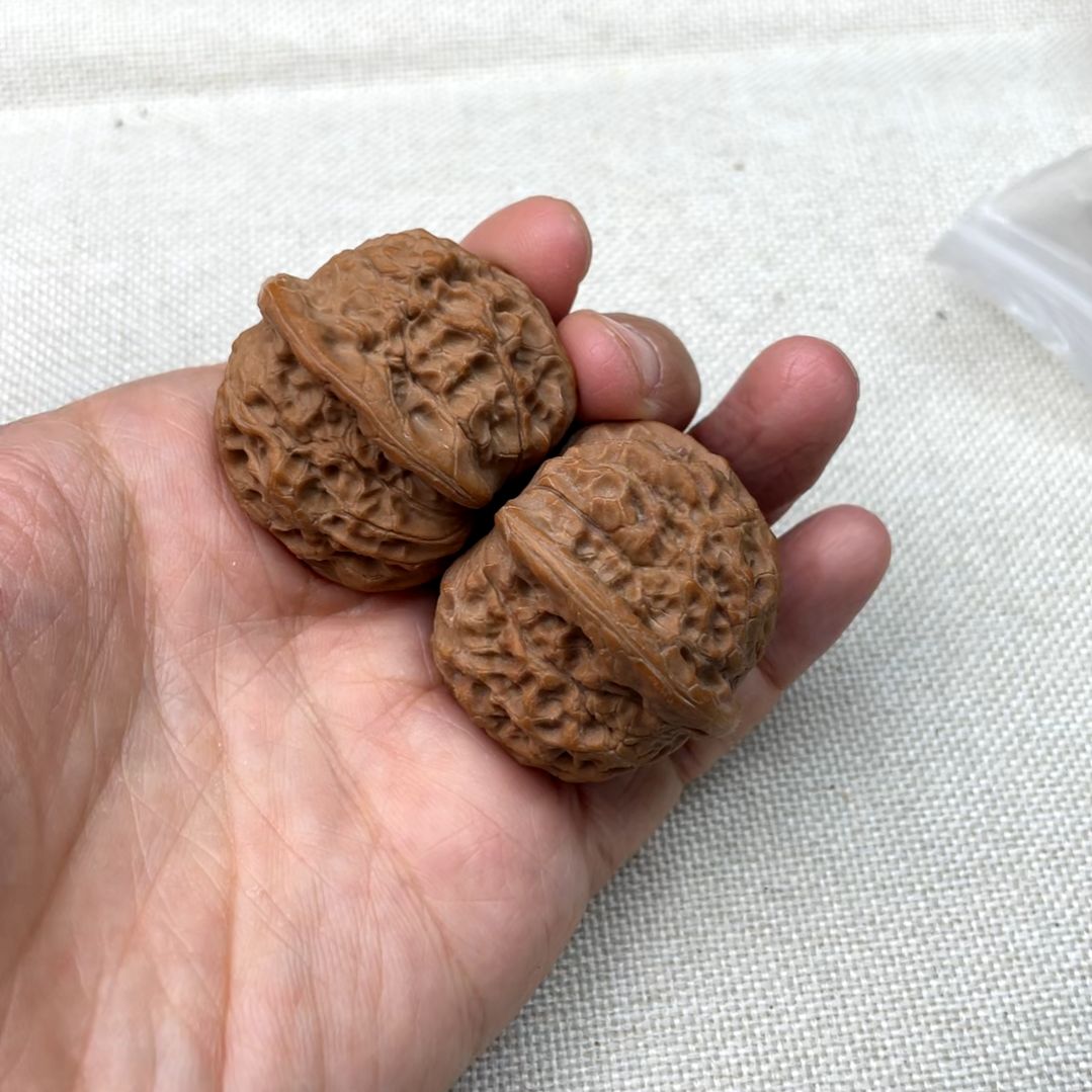 文玩核桃吊坠血麒麟