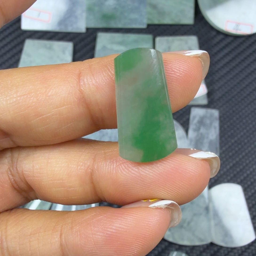 翡翠未镶嵌颈饰珊**～