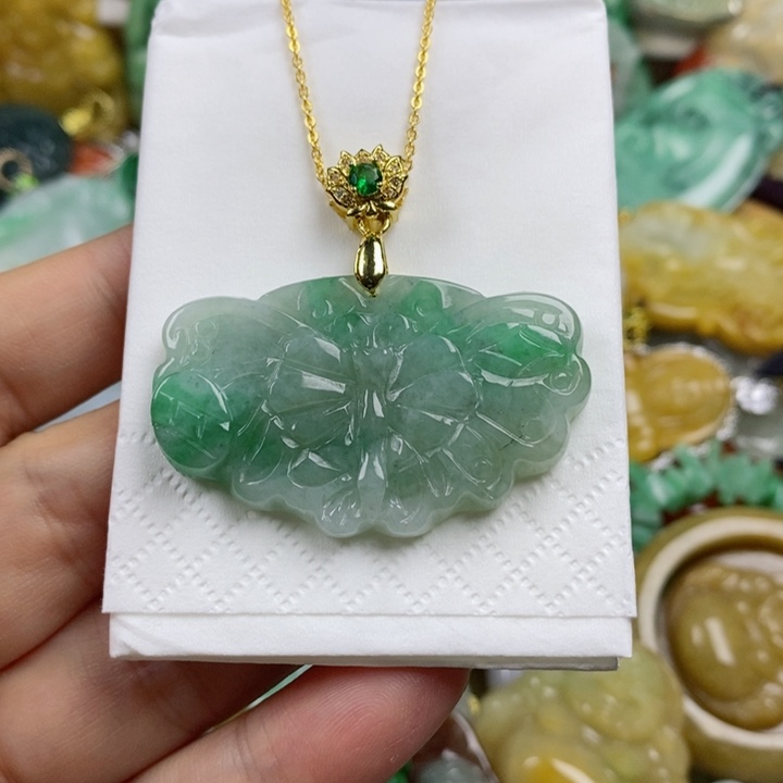 翡翠吊坠(赠链)未镶嵌