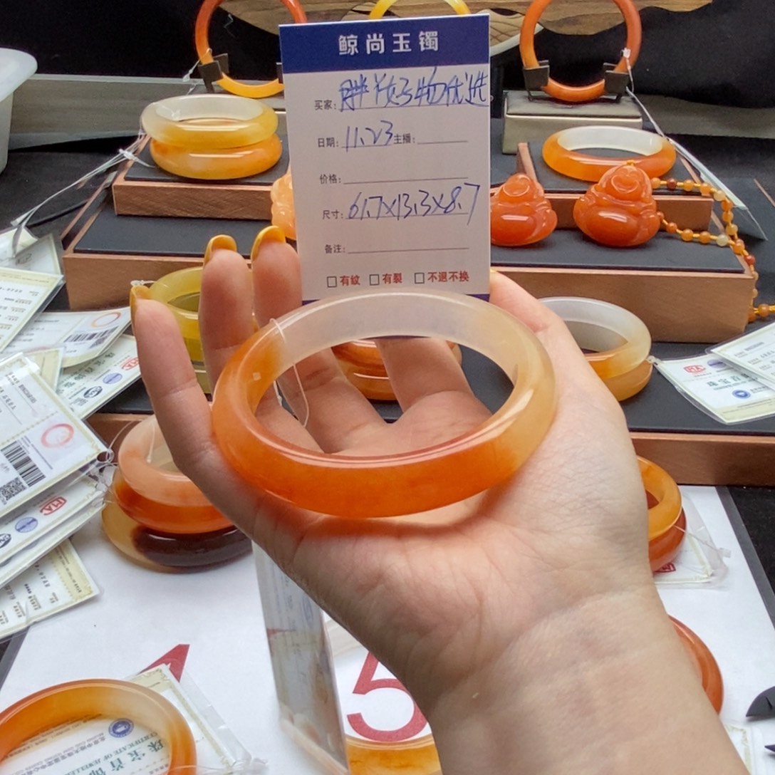 胖***选石英质玉（黄龙玉）未镶嵌手镯