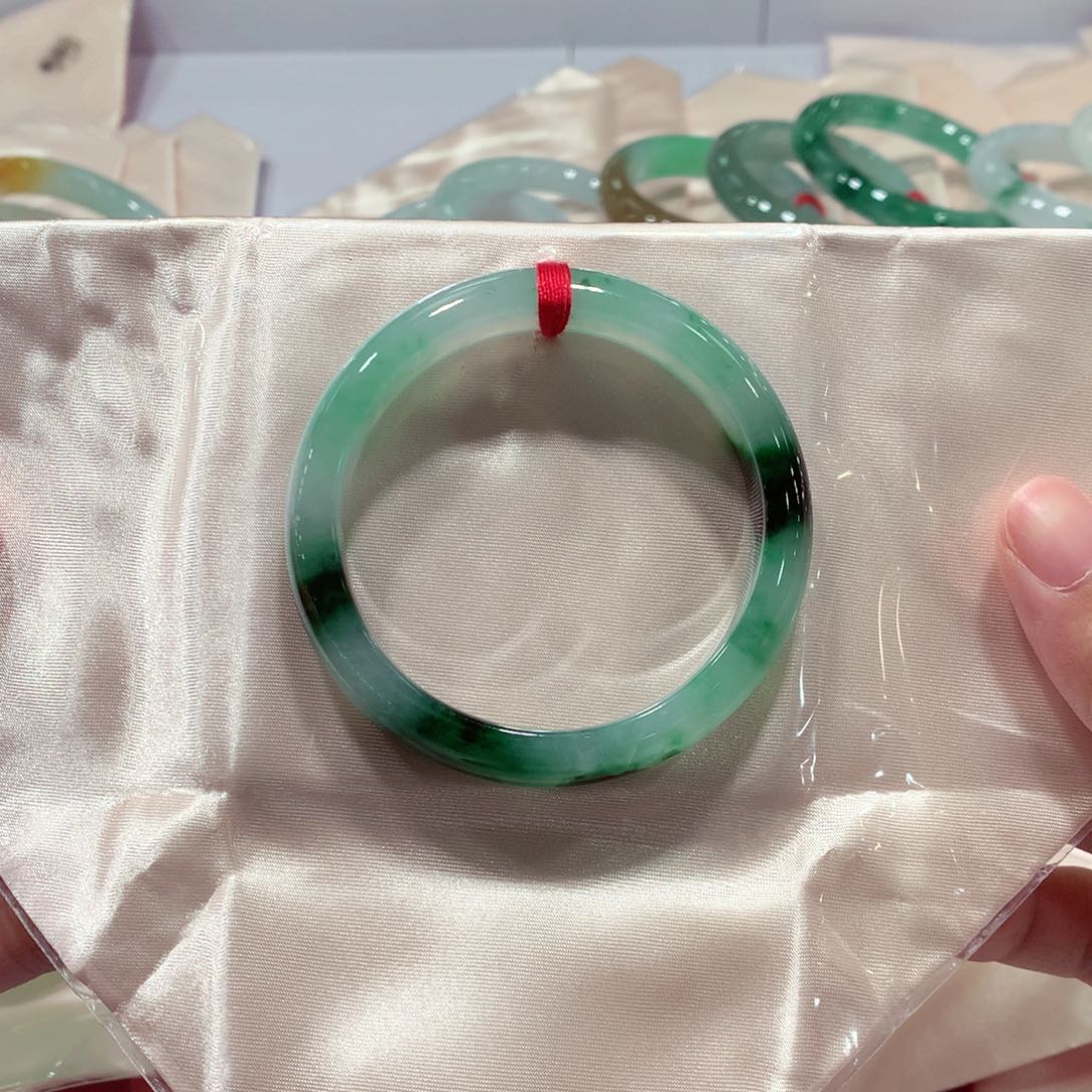 翡翠手镯未镶嵌翡翠手镯