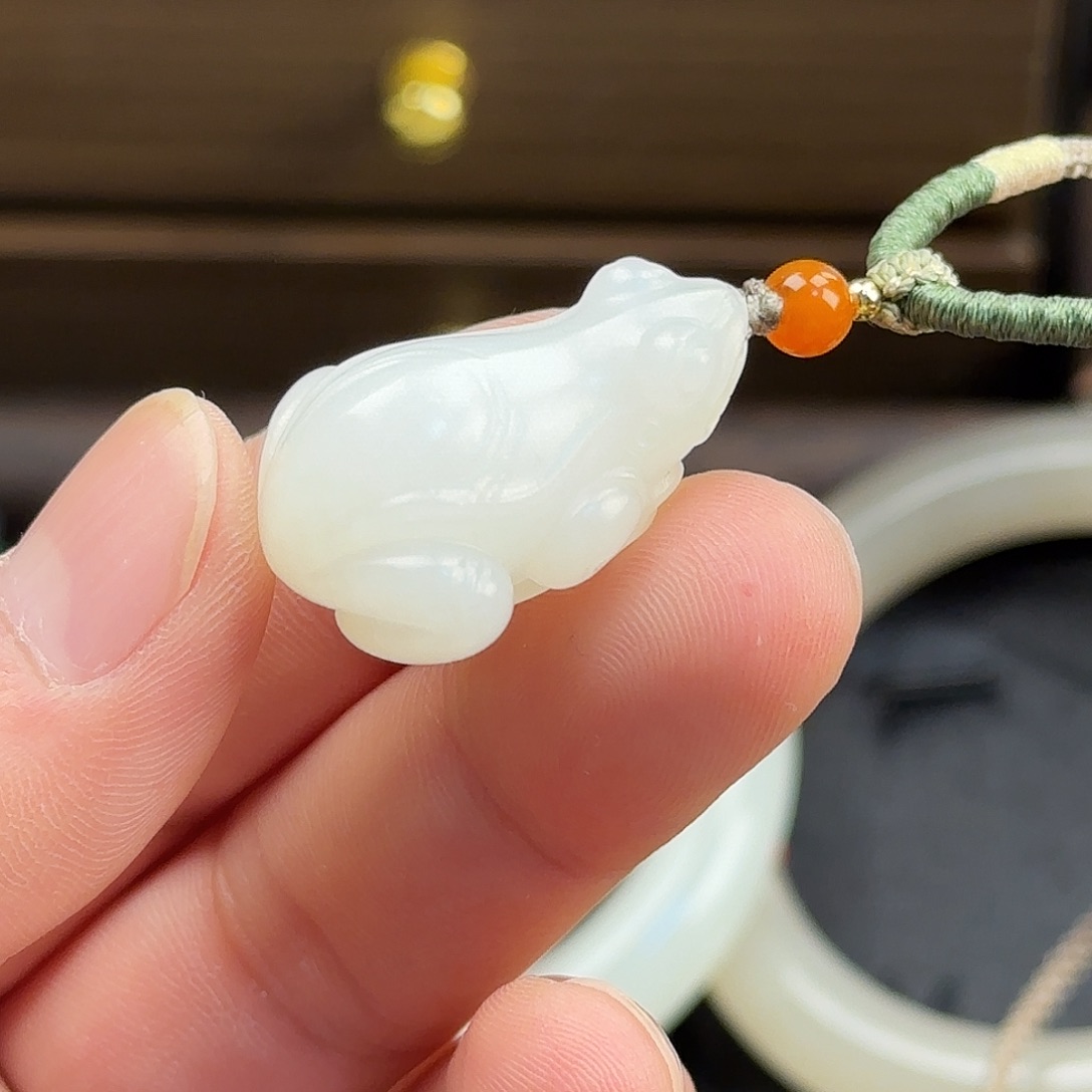 和田玉未镶嵌颈饰俄料呱呱来财