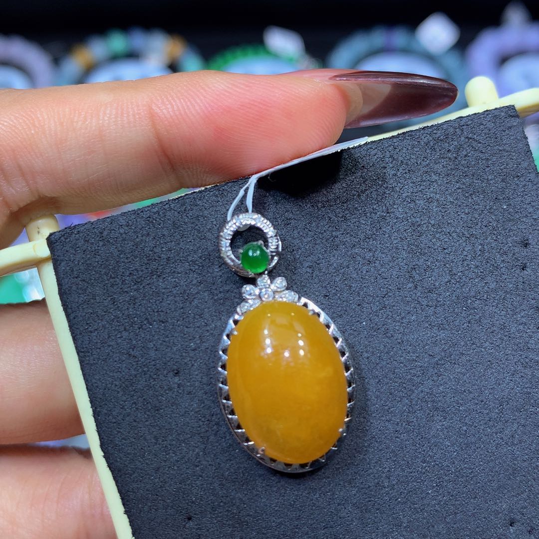 翡翠18K金镶嵌颈饰翡翠