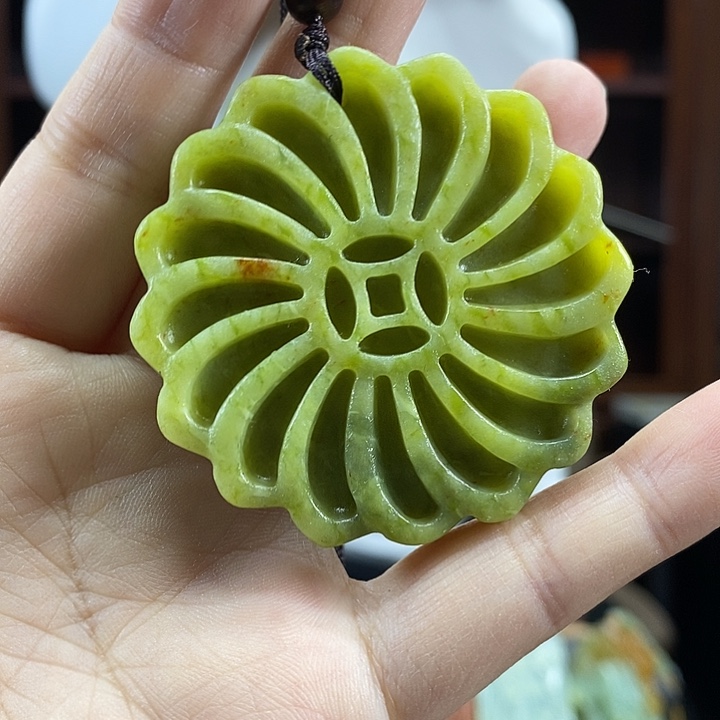 蛇纹石玉未镶嵌颈饰