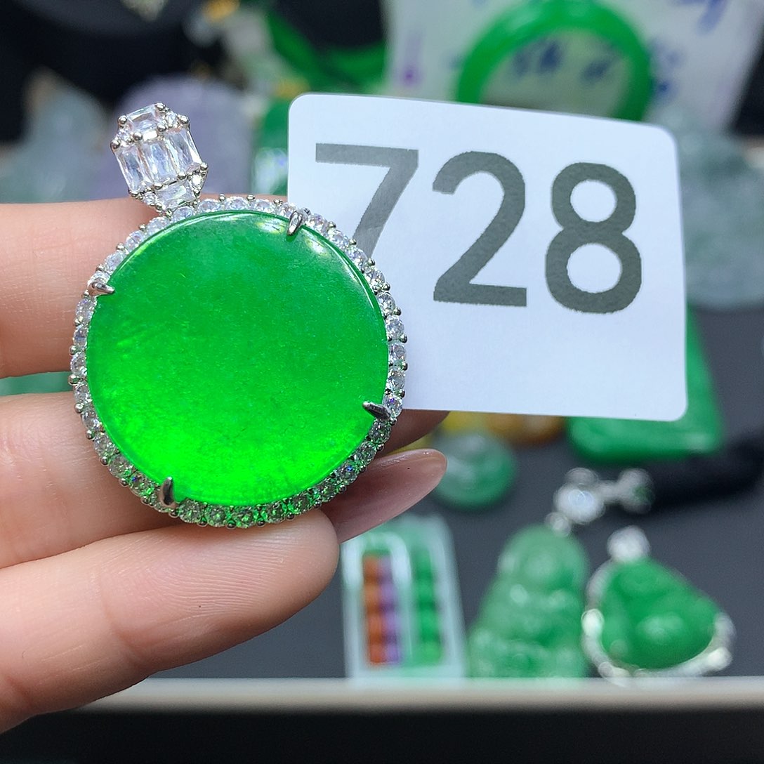 翡翠吊坠(赠链)未镶嵌