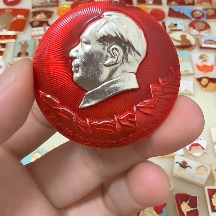 铝腾**雾毛爷爷像章