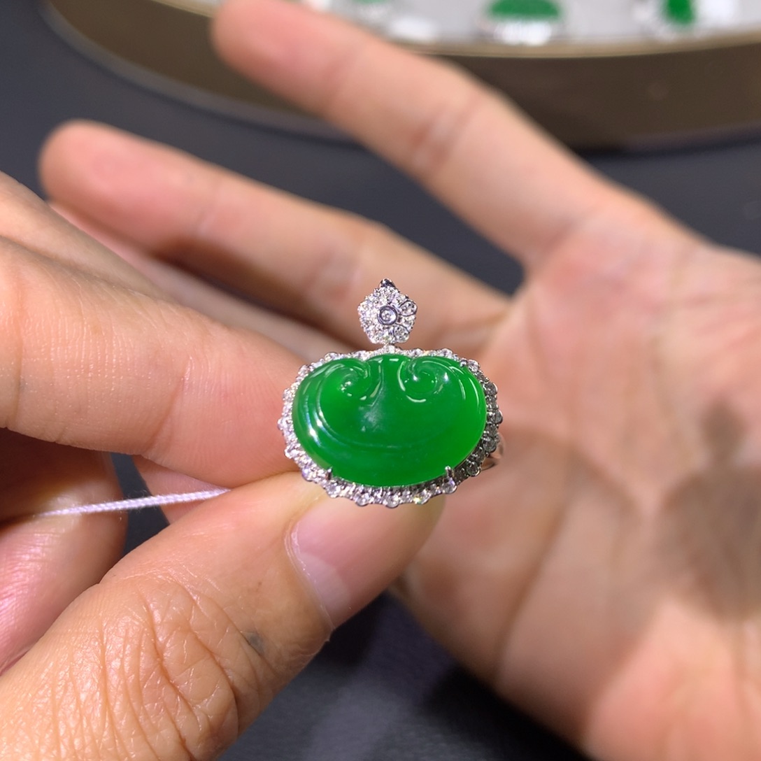 翡翠戒指18K金镶嵌翡翠