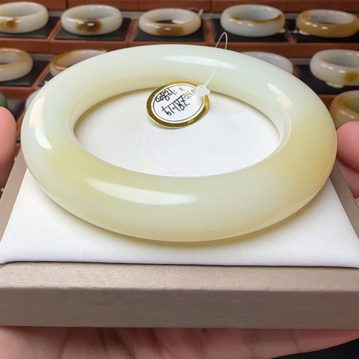 和田玉未镶嵌手镯暖白底浅金糖大胖圆59.6