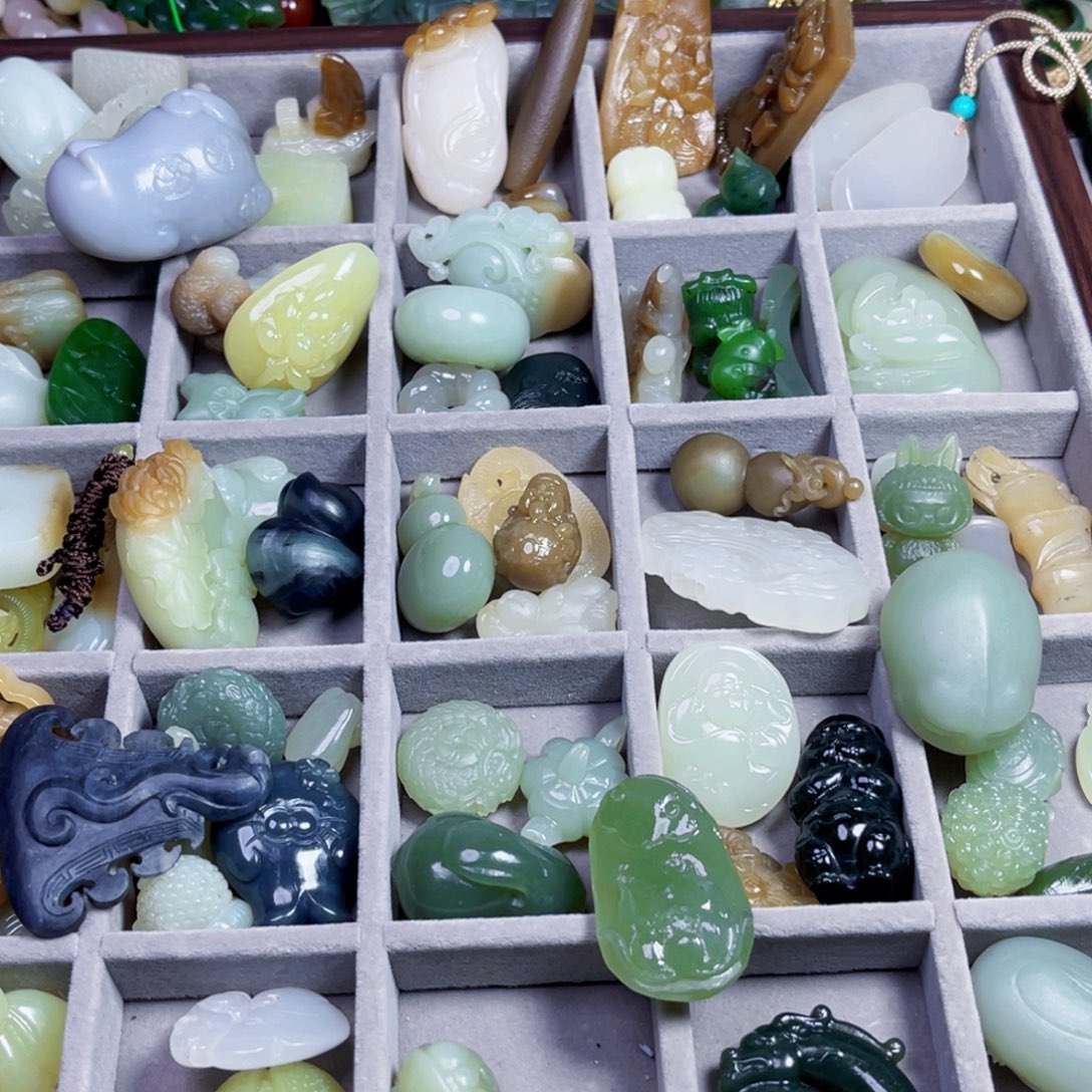 C****和田玉未镶嵌颈饰