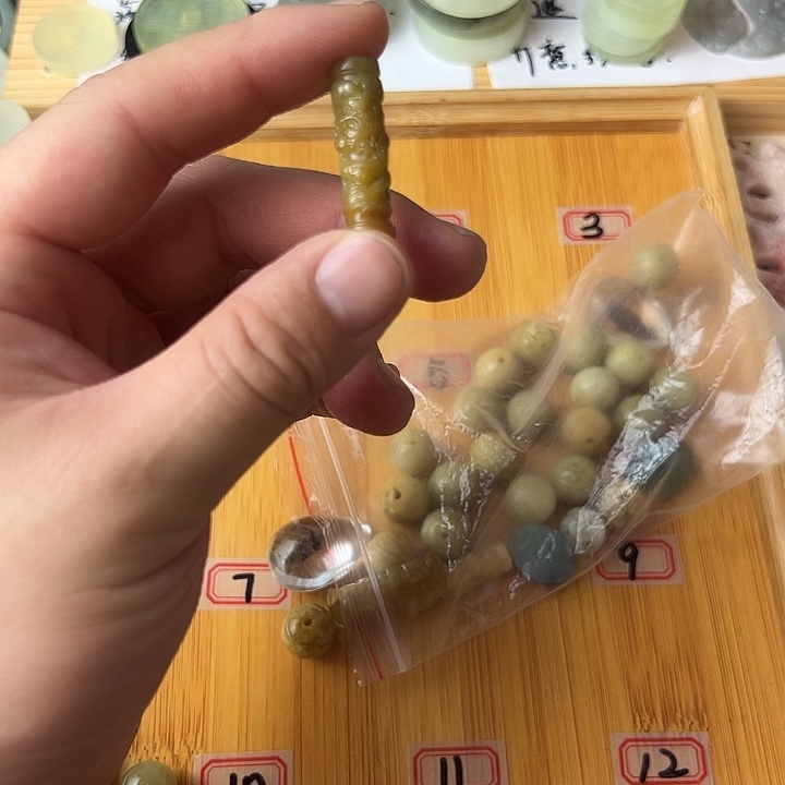 妞***活蛇纹石玉未镶嵌颈饰