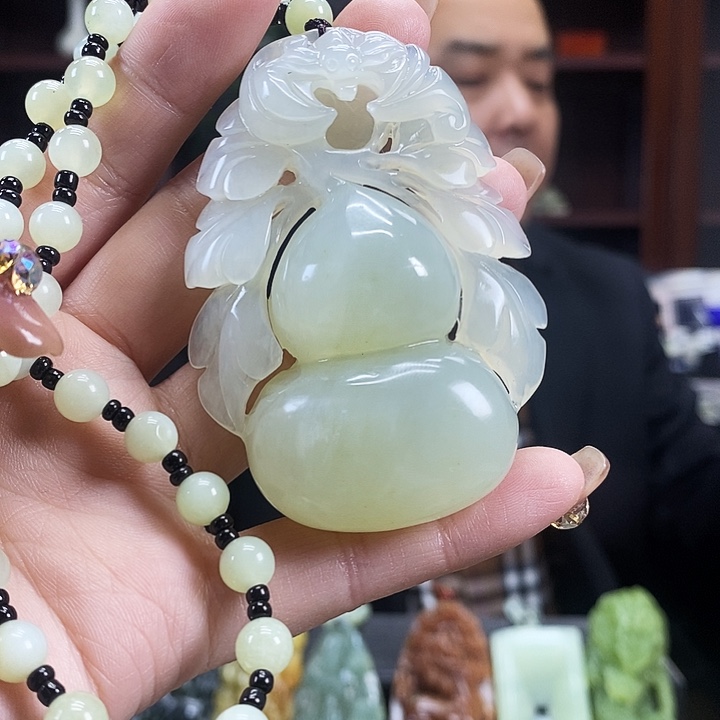 蛇纹石玉吊坠未镶嵌