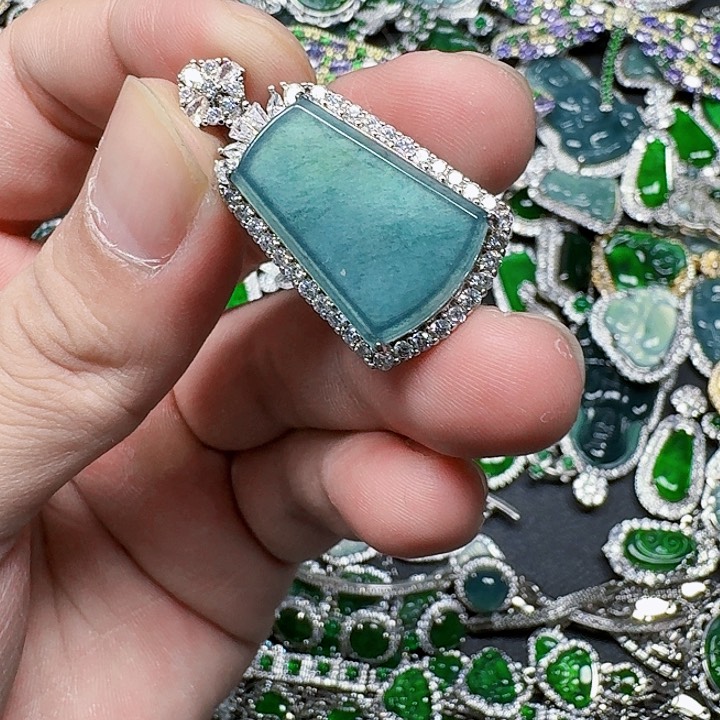 翡翠颈饰未镶嵌天然A货翡翠放漏