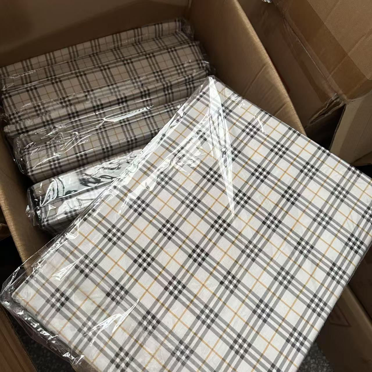 灰白格子四件套被套200*230床单230×250.枕头套48×74。